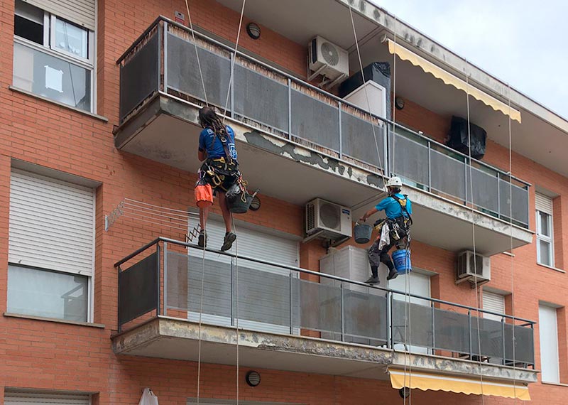 Treballs en alçada per rehabilitar voladissos, Girona